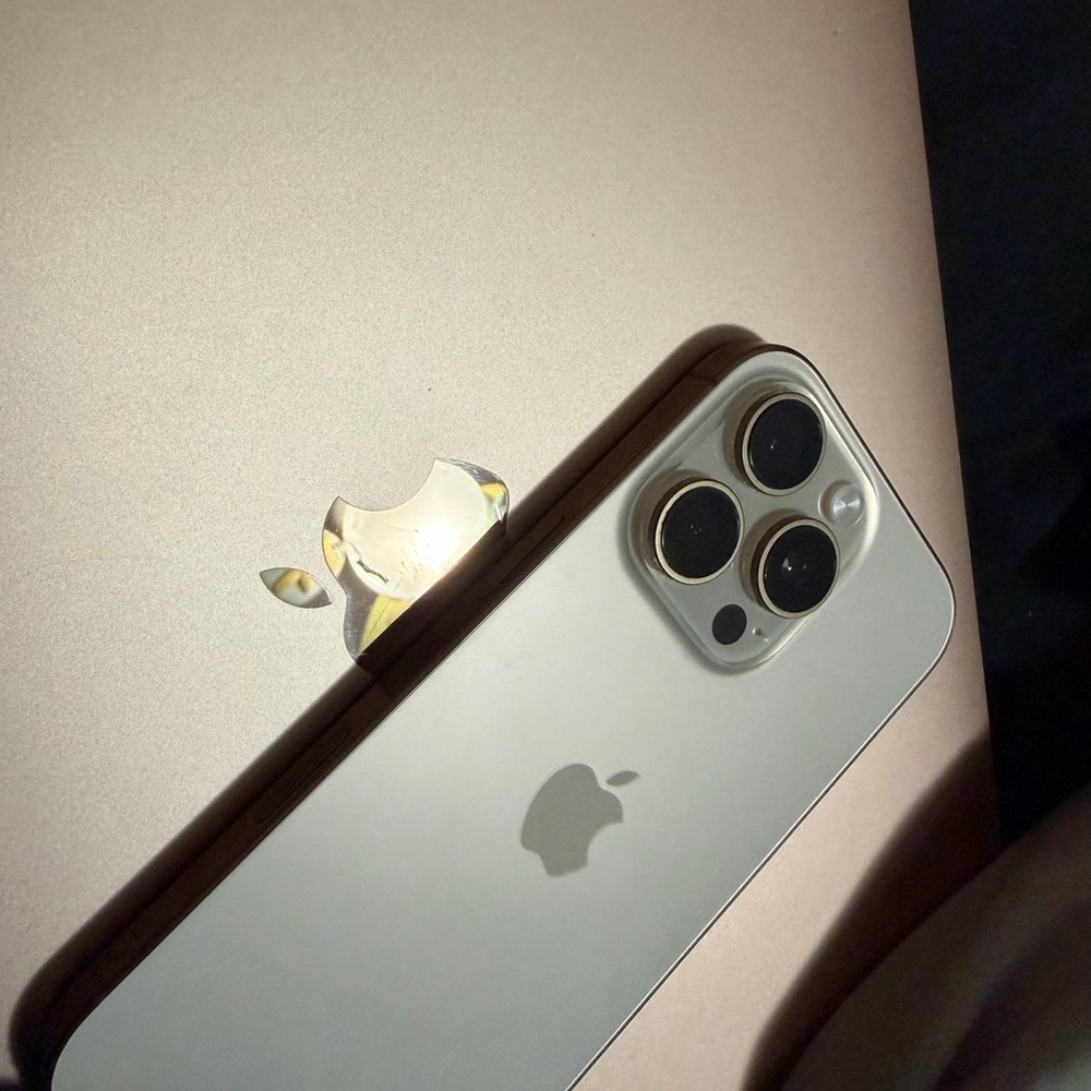 Apple iPhone 16 pro- Gold